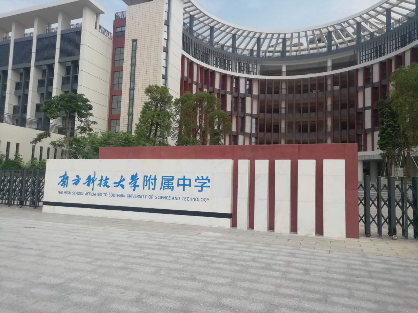 南方科技大學(xué)附屬中學(xué)語音教室英語聽說考試升降屏風(fēng)機考卡座電腦桌