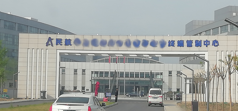 民航空中交通管理局終端管控中心安裝升降屏風桌,培訓(xùn)電腦桌