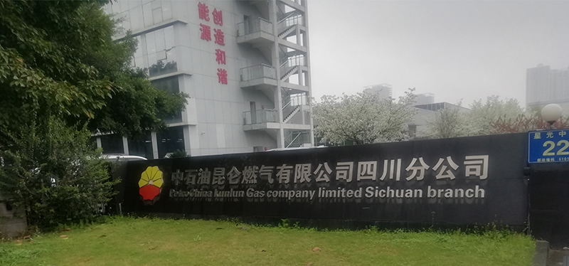 中石油燃氣培訓(xùn)基地安裝升降屏風電腦桌，翻轉(zhuǎn)電腦桌