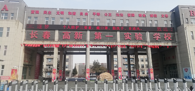 長(zhǎng)春高新第一實(shí)驗(yàn)學(xué)校安裝升降屏風(fēng)電腦桌-外語(yǔ)聽(tīng)力考試桌